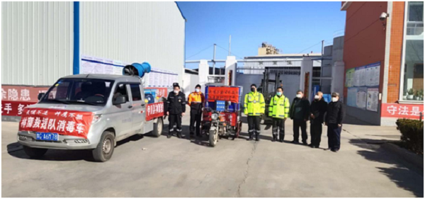 伊川县神鹰救援队受赠消毒液现场图